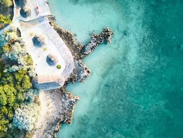 Vue du ciel du lagon turquoise de l’île Sainte-Marie à Madagascar avec récifs et eaux tropicales
