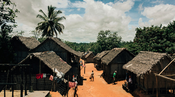 Village Betsimisaraka sur le Canal des Panagalanes à Madagascar