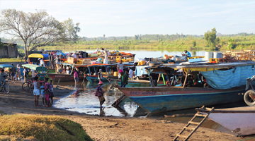 Bateaux de contrebande sur le canal des Pangalanes à Madagascar