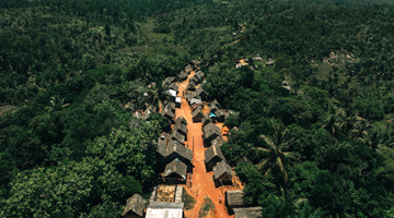 village à côté de la foret de Vohibola à Madagascar