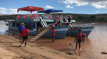 tsiribihina-chaland-a-moteur-mahay-expedition