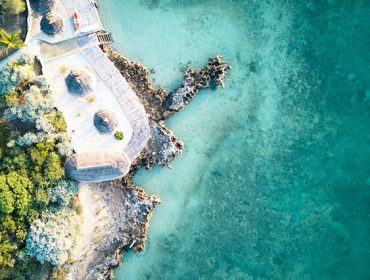 Vue du ciel du lagon turquoise de l’île Sainte-Marie à Madagascar avec récifs et eaux tropicales