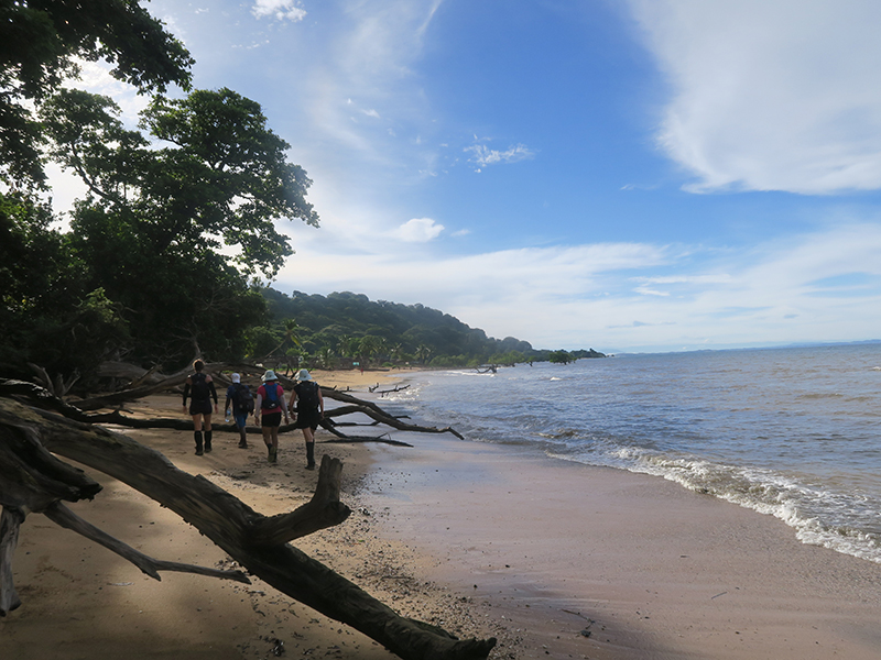 Randonneurs marchant le long d’une plage isolée à Madagascar