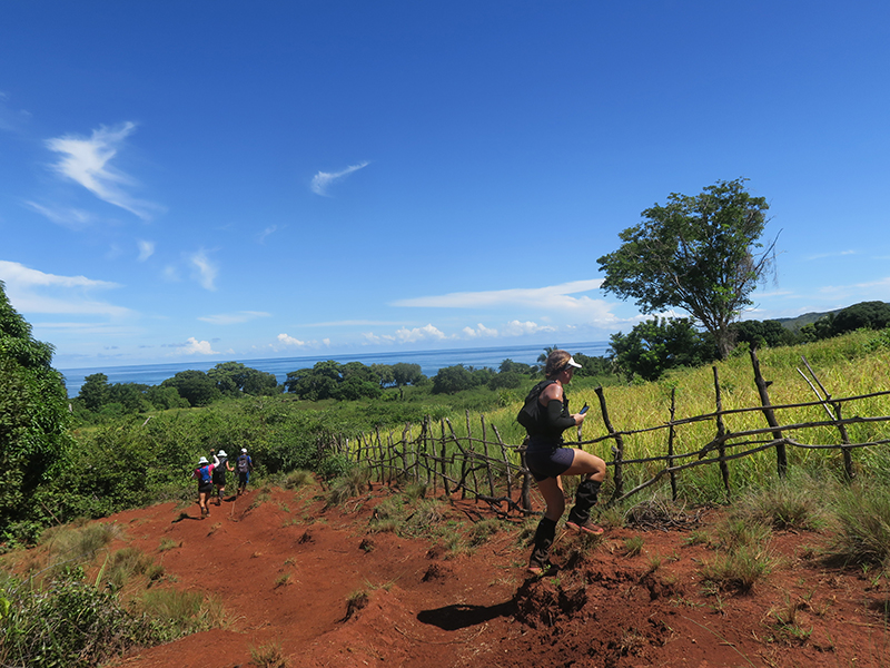 Randonneurs traversant rizières et hameaux traditionnels à Madagascar