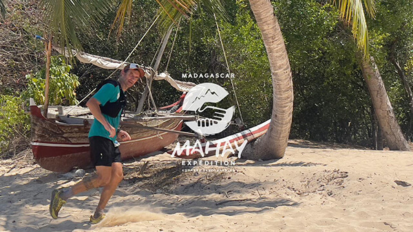Voyageur découvrant la plage de la Baie des Russes à Madagascar