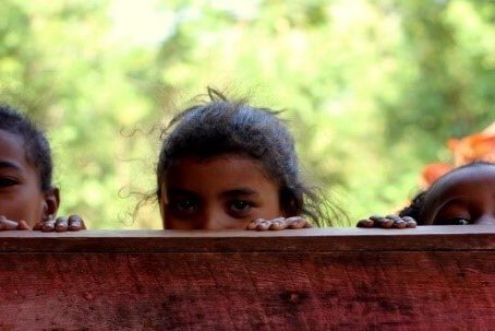Enfants de Madagascar souriant dans un village lors d’une rencontre locale
