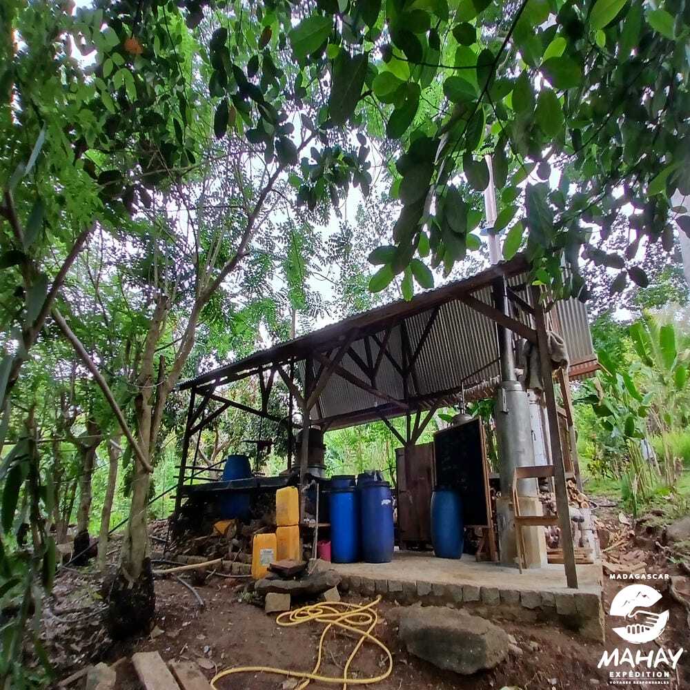 Distillerie artisanale de l’association Akiba à Madagascar pour la production locale et solidaire