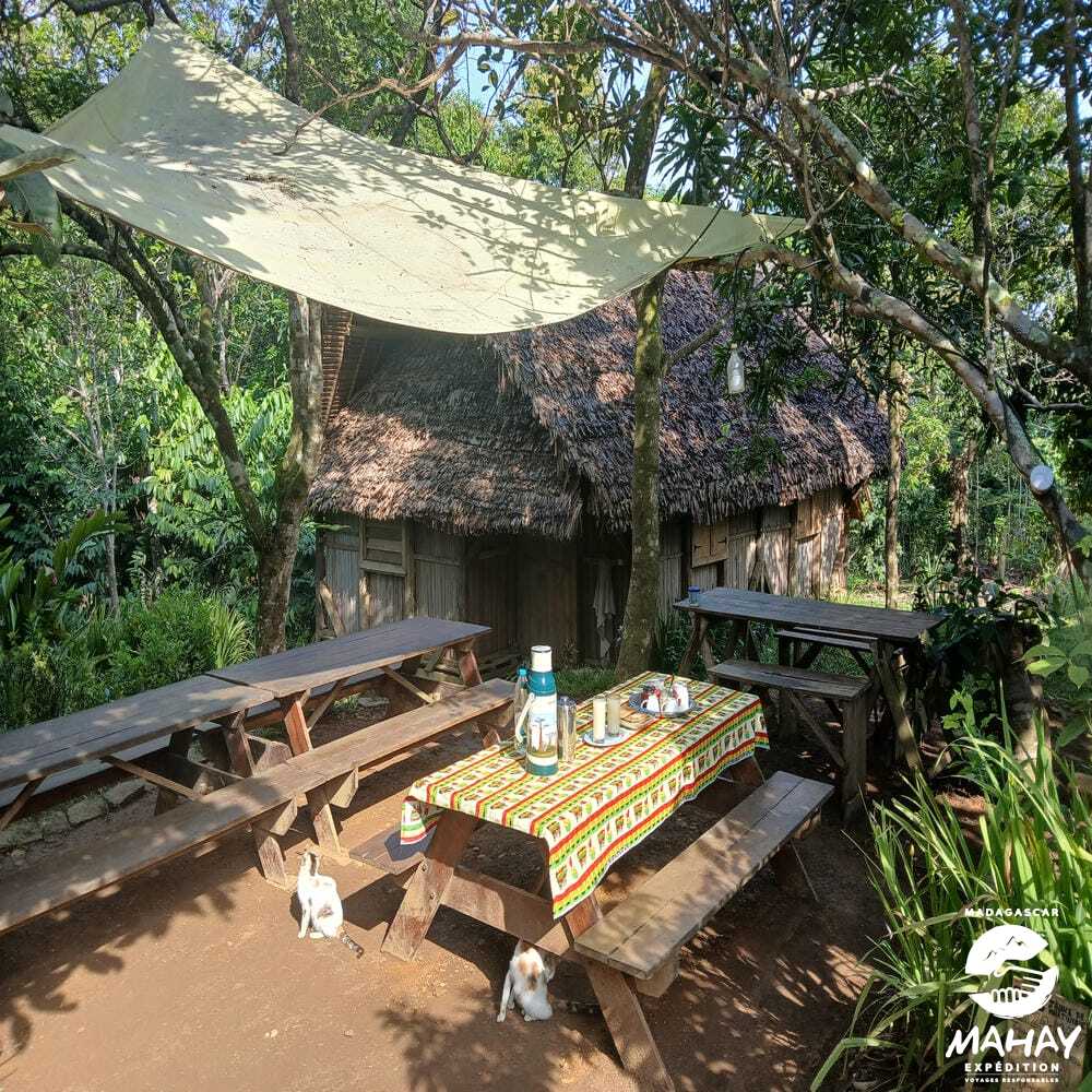 Voyageurs partageant un petit-déjeuner solidaire avec l’association Akiba Komba à Madagascar